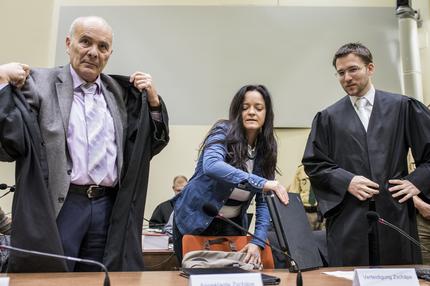 NSU-Medienlog: Mandatory Credit: Photo by MARC MUELLER/EPA/REX/Shutterstock (7764785k) Beate Zschaepe NSU trial continues in Munich, Germany - 10 Jan 2017 Defendant Beate Zschaepe stands between her lawyers Hermann Borchert (L) and Mathias Grasel (R) in the dock for the continuation of her trial at the higher regional court (Oberlandesgericht, OLG) in Munich, Germany, 10 January 2017. Zschaepe is accused of being a founding member of the extreme right-wing National Socialist Underground (NSU) terror cell and faces charges of complicity in the murder of nine Turkish and Greek immigrants and a policewoman between 2000 and 2007, as well as two bombings in immigrant areas of Cologne, and 15 bank robberies.