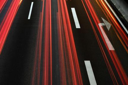 THC-Grenzwert: Picture taken with a long-time exposure shows cars driving in the evening at the federal highway A40 in Essen on September 26, 2019. (Photo by Ina FASSBENDER / AFP) (Photo by INA FASSBENDER/AFP via Getty Images)