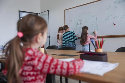 Willkommensklassen: BERLIN, GERMANY - APRIL 28: Christine, Polina, Iwan and Mila (L-R) schoolchildren who recently fled war-torn Ukraine attend Ukrainian primary school education at the "Classroom for Ukraine" project on April 28, 2022 in Berlin, Germany. The initiative, started by the Arche charity and Boston Consulting Group, provides continued education opportunities for Ukrainian children with Ukrainian teachers. Germany has registered over 370,000 refugees from Ukraine since the start of the Russian military invasion in February. Many Ukrainian children are also attending regular German primary schools. (Photo by Maja Hitij/Getty Images)