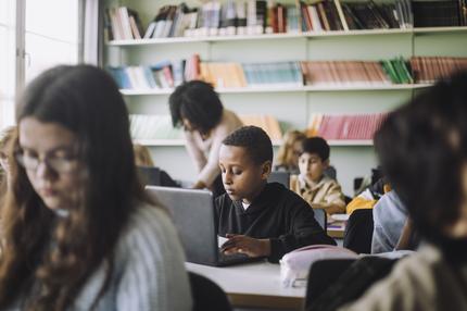 Deutsches Schulbarometer: Internet, Laptops, und digitale Schultafeln gibt es inzwischen häufig in den Klassenzimmern. Eine gemeinsame Idee von digitalem Unterricht fehlt oft noch.