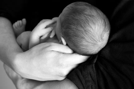 Zuwendung: Diese Frauen kuscheln ehrenamtlich mit Babys