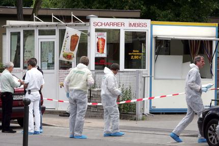 Rechtsterrorismus: Nach einem NSU-Mord sichern Ermittler im Jahr 2005 Spuren an einem Imbiss in Nürnberg. In Bayern verübte die Gruppe fünf ihrer zehn Morde.