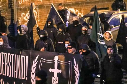 Rechtsextremismus: Anhänger der Neonazi-Partei Neue Stärke ziehen Ende Januar bei einem Marsch durch Magdeburg.