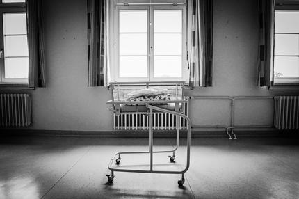 Kindstötung: UNDISCLOSED, GERMANY - AUGUST 12:  An empty baby bed, which has been placed under a window by the photographer, stands in the maternity ward of a hospital (a spokesperson for the hospital asked that the hospital not be named) on August 12, 2011 in a city in the east German state of Brandenburg, Germany. According to data released by Eurostat last week Germany, with 8.3 births per 1,000 people, has the lowest birth rate in all of Europe. Eastern Germany, which not only suffers from a low birth rate, also has a declining population due to young people moving away because of high unemployment in the region. Europe as a whole suffers from a low birth rate and a growing elderly population.  (Photo by Sean Gallup/Getty Images)