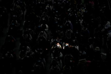 Corona-Gesundheitsnotstand: Passengers wait to board trains at Shanghai's Hongqiao Railway Station during the annual Spring Festival travel rush ahead of the Chinese Lunar New Year, as the coronavirus disease (COVID-19) outbreak continues, in Shanghai, China January 18, 2023. REUTERS/Aly Song     TPX IMAGES OF THE DAY