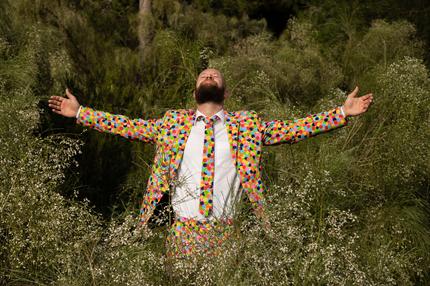 Immunsystem: Bearded man wearing suit with colourful polka-dots enjoying nature.