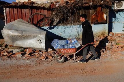 Seuchengefahr im Erdbebengebiet: A person carries bottles of water in a trolley, in the aftermath of an earthquake, in Hatay, Turkey, February 8, 2023.