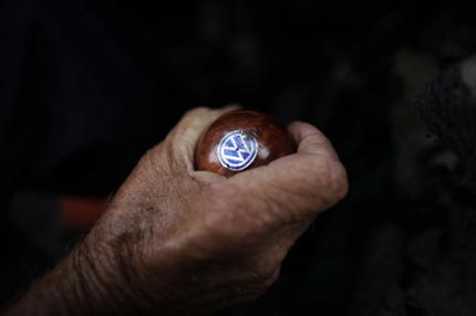 Ende der Handschaltung: 83-year-old Oscar Almaguer shows the gear knob from his 1967 Volkswagen Beetle in Apodaca on the outskirts of Monterrey September 11, 2013. Almaguer does not use the gear knob to shift gears, instead he uses a piece of plastic bathroom pipe. Almaguer has lived in his car since he and his wife divorced ten years ago. The maintenance that has been done on the now 46-year-old Beetle is basic and few of the car's parts are original. The engine, which Almaguer starts by short-circuiting two wires under the hood, comes from a more modern VW Sedan. The wheels and seats are from another Volkswagen model and instead of a gear-stick Almaguer uses a plastic bathroom pipe. The company behind the classic car model which Almaguer calls home is on the up. Volkswagen said on October 30, 2013 that third-quarter operating profit rose by a fifth on the back of record sales at premium brands Audi and Porsche, keeping the carmaker on track to meet full-year targets. Picture taken September 11, 2013. REUTERS/Daniel Becerril (MEXICO - Tags: SOCIETY TRANSPORT BUSINESS) 

ATTENTION EDITORS: PICTURE 07 OF 27 FOR PACKAGE 'HOME SWEET BEETLE'
TO FIND ALL IMAGES SEARCH 'OSCAR ALMAGUER'