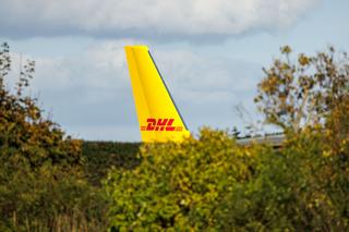 Flugzeugabsturz in Vilnius: SCHKEUDITZ, GERMANY - OCTOBER 15: A cargo airplane of the DHL package delivery company stands on the tarmac at Leipzig/Halle Airport on October 15, 2024 in Schkeuditz, Germany. Investigators suspect Russian sabotage behind the fire originating from a package at the DHL airport center last July. According to authorities, the late arrival of the package on a plane from a Baltic country resulted in the package igniting on the ground. Had it arrived on time, the package would have ignited on the outgoing flight and caused the airplane to crash. (Photo by Jens Schlueter/Getty Images)