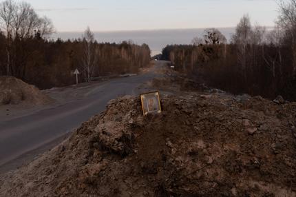 Russischer Angriff: 07/01/2023 Ukraine. Road leading from the Belarusian border to Kyiv.