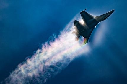 Rüstungsmarkt: ZHUHAI, CHINA - NOVEMBER 09: J-16 fighter jet performs in the sky during the 14th China International Aviation and Aerospace Exhibition, or Airshow China 2022, on November 9, 2022 in Zhuhai, Guangdong Province of China. (Photo by Qian Baihua/VCG via Getty Images)