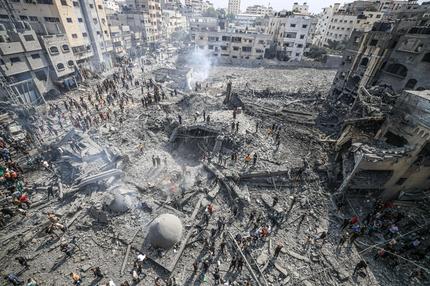 Bodenoffensive in Gaza: TOPSHOT - Palestinians inspect the damage following an Israeli airstrike on the Sousi mosque in Gaza City on October 9, 2023. Israel continued to battle Hamas fighters on October 9 and massed tens of thousands of troops and heavy armour around the Gaza Strip after vowing a massive blow over the Palestinian militants' surprise attack. (Photo by Mahmud HAMS / AFP) (Photo by MAHMUD HAMS/AFP via Getty Images)