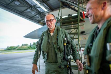 Friedrich Merz und die EU: Friedrich Merz, CDU Bundesvorsitzender und CDU/CSU Fraktionsvorsitzender im Bundestag, steigt aus dem Cockpit eines Eurofighters der Bundeswehr neben Pilot Dirk Pingel. Merz flog als «Passagier» in einem zweisitzigen Eurofighter des «Taktischen Luftwaffengeschwaders 73» um sich über die Arbeit der Luftwaffe zu informieren. 20/06/2024