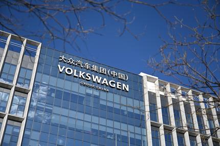 Volkswagen-Werk in Xinjiang: An der Fassade eines Gebäudes ist der Schriftzug der Volkswagen Group in China zu sehen.