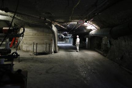 Atommülllager Asse: REMLINGEN, GERMANY - MARCH 04:  A worker stands in a tunnel of the ' Asse ' mine on March 4, 2014 in Remlingen, Germany. A former salt mine in the region, the Asse pit, is used as a deep geological repository for radioactive waste. Environmentalists and residents plead for the closure of the facility because of the pit's instability and the danger of the hazardous materials stored there.  (Photo by Thomas Trutschel/Photothek via Getty Images)