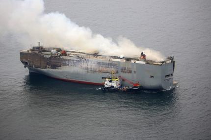 Brand auf Autofrachter: Smoke rises from burning cargo ship Fremantle Highway at sea off the Netherlands, July 28, 2023.