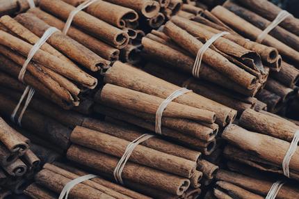 Zimt: A closeup shot of cinnamon sticks *** einer closeupe erschossen des Zimt St� 3444205