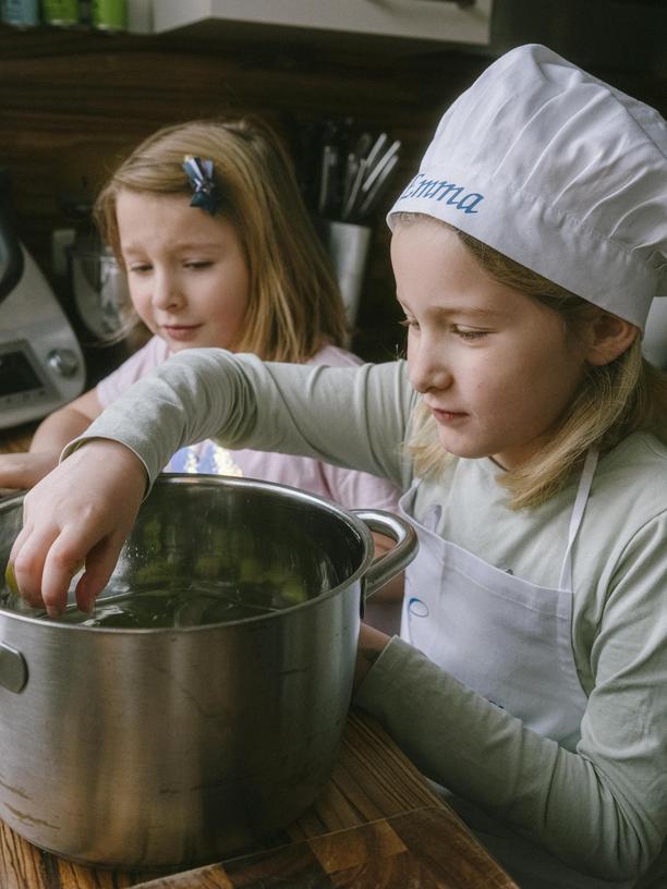 Gebratene Lammkronen mit wildem Brokkoli: Spitze kochen mit Kindern: Werner Pichlmaier (Küchenchef Hotel Imperial, Wien) und seine Zwillingstöchter Emma und Anna (7) beim Zubereiten von Lamm mit Kartoffelpürree und Brokkoli in ihrer Küche. Samstag, 13.01.2024, 1190 Wien