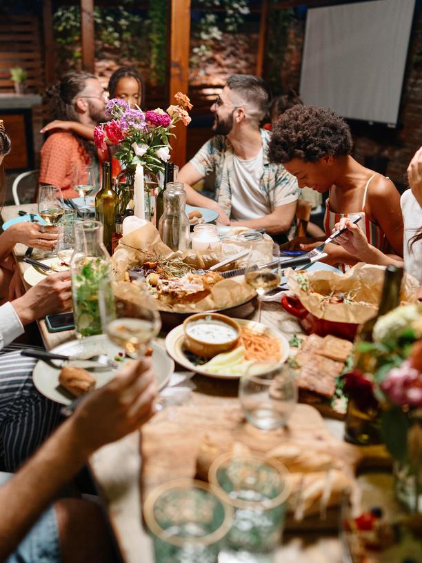 Festliches Menü: Friendsgiving? Muss nicht teuer sein