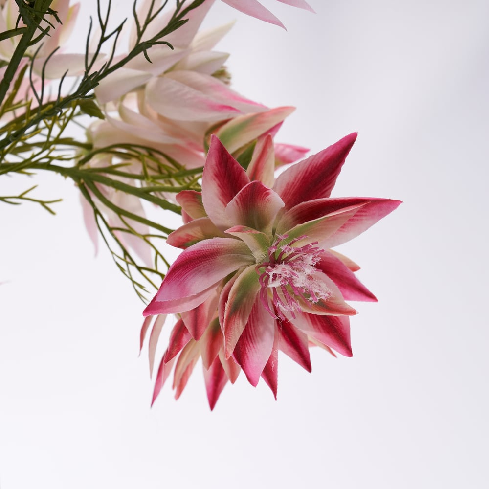 Fleurs artificielles de 360 mm x 540 mm dans un vase côtelé blanc, décoration artistique