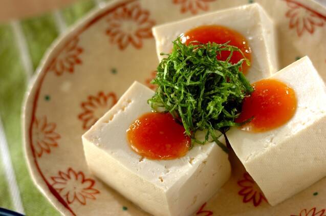 花柄の皿に盛られた木綿豆腐の香味みそのせ