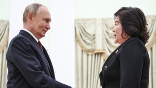 Von links: Russlands Machthaber Wladimir Putin und Nordkoreas Außenministerin Choe Son Hui (Bild: AFP/APA/Pool/Mikhail Tereshchenko)