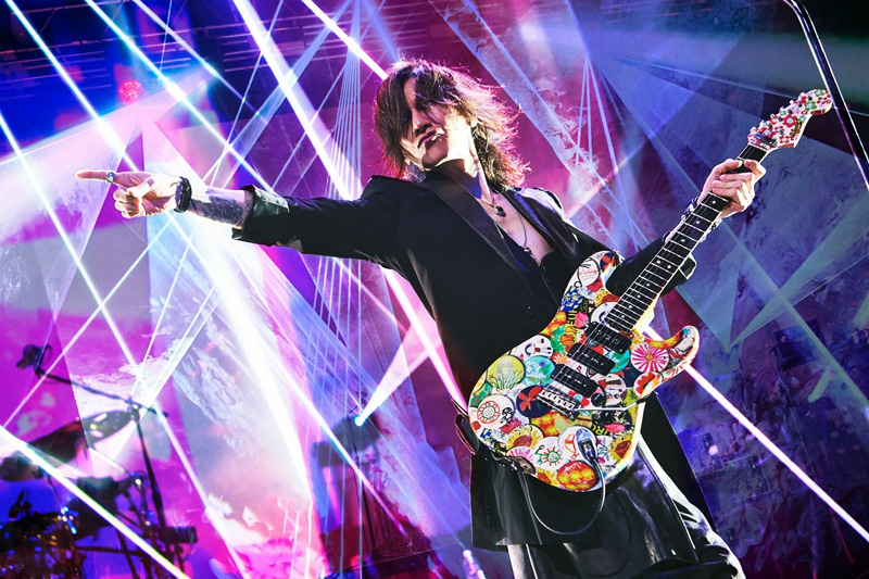 SUGIZO、ソロ活動25周年ライヴの模様をパッケージ3形態で発売決定