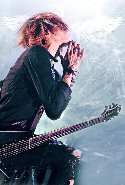 SUGIZO、2011年ソロ・ツアー最終公演、官能と熱狂のステージをDVD化