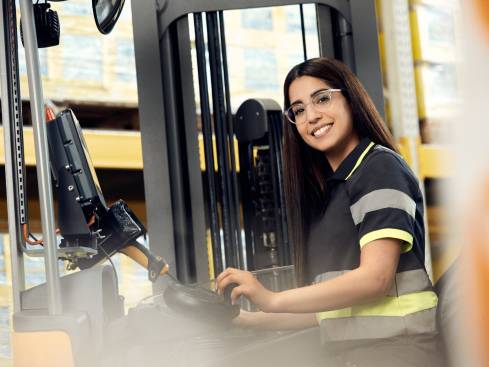 Staplerfahrerin im Logistikzentrum