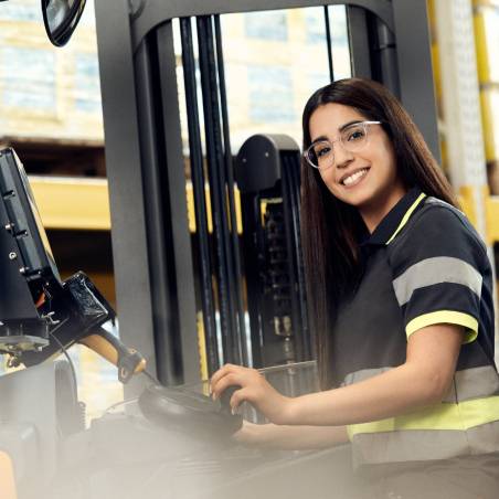 Staplerfahrerin im Logistikzentrum