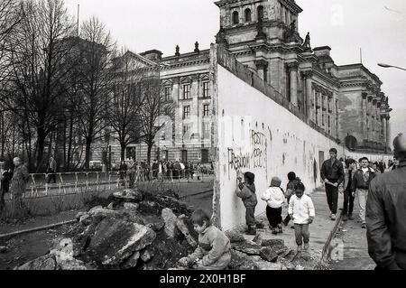 Children play in the remains and ruins of the Berlin Wall at the Reichstag building. [automated translation] Stock Photo