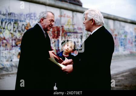 Spreepiraten, Fernsehserie, Deutschland 1989 - 1991, Regie: Hans Henning Borgelt, Folge 14: 'Der König von Berlin', Darsteller: vorne: H.H. Müller, Simon Jacombs, Peter Borgelt Stock Photo