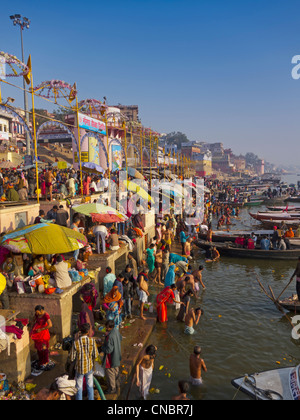 India, Uttar Pradesh, Varanasi, Pilgrims bathing and praying in the Ganges River Stock Photo