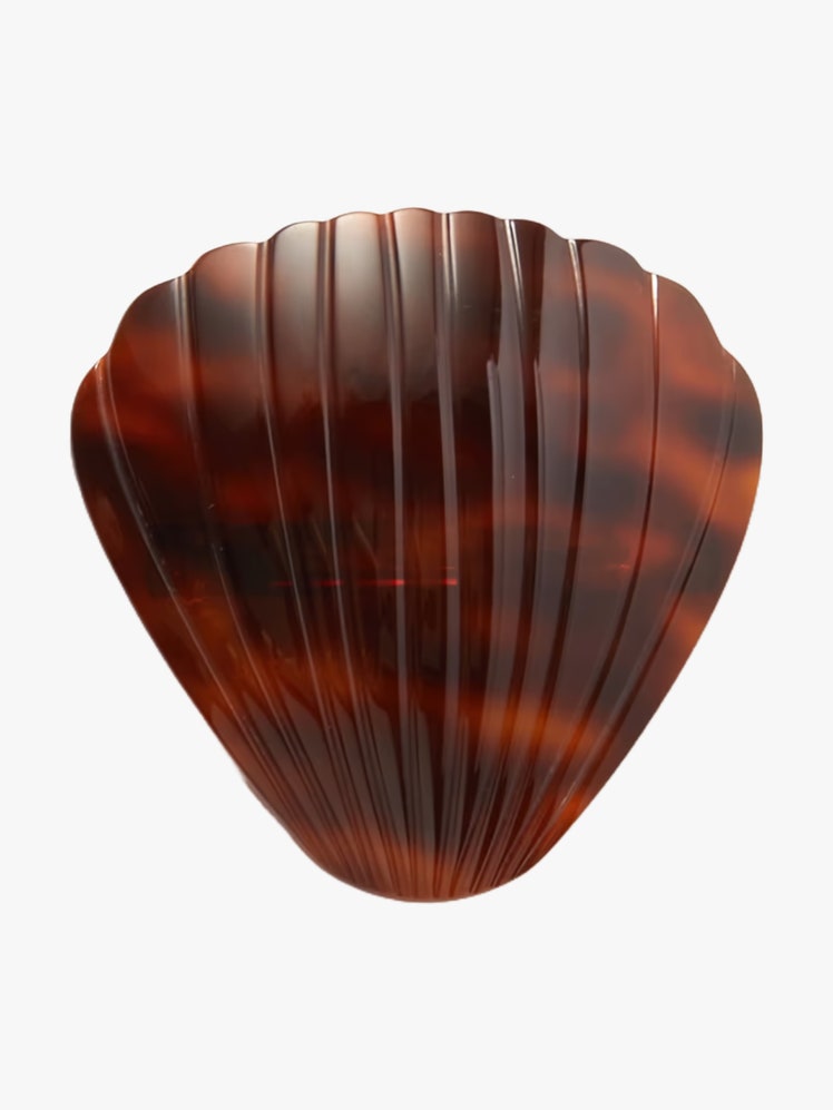 Seashell-shaped tortoiseshell hair clip.