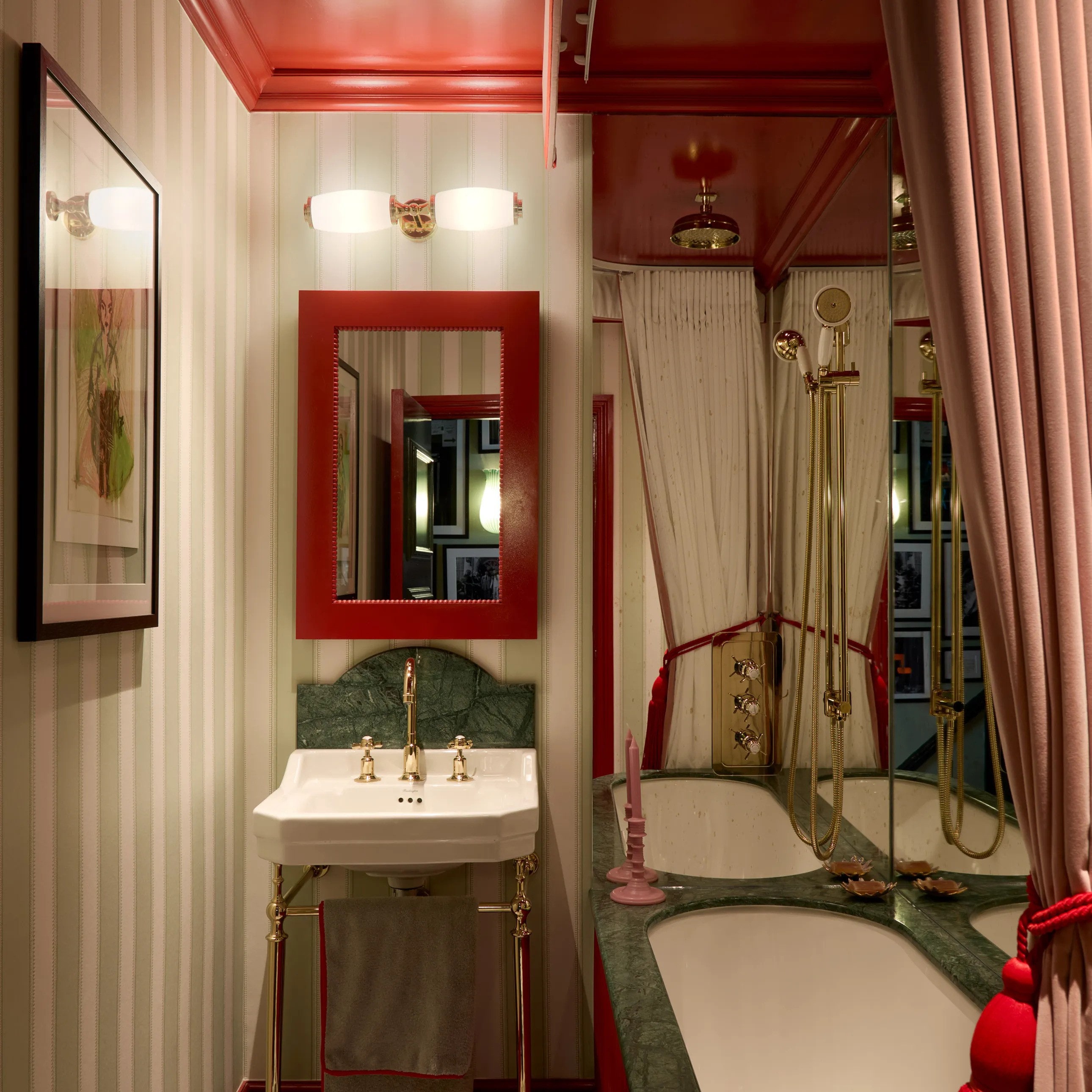 With the Rise of Bathroom Drapes, the Curtain Craze Hits the Bathtub