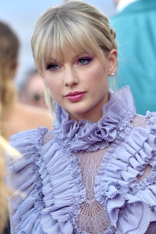 Taylor Swift and her signature perfect soft blonde fringe is giving us all the laidback vibes we need.