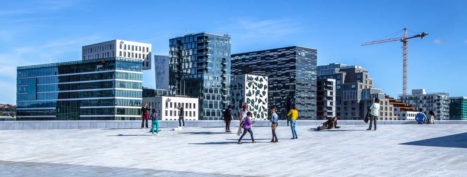 Operaen i Oslo med Barcode-rekka i bakgrunnen