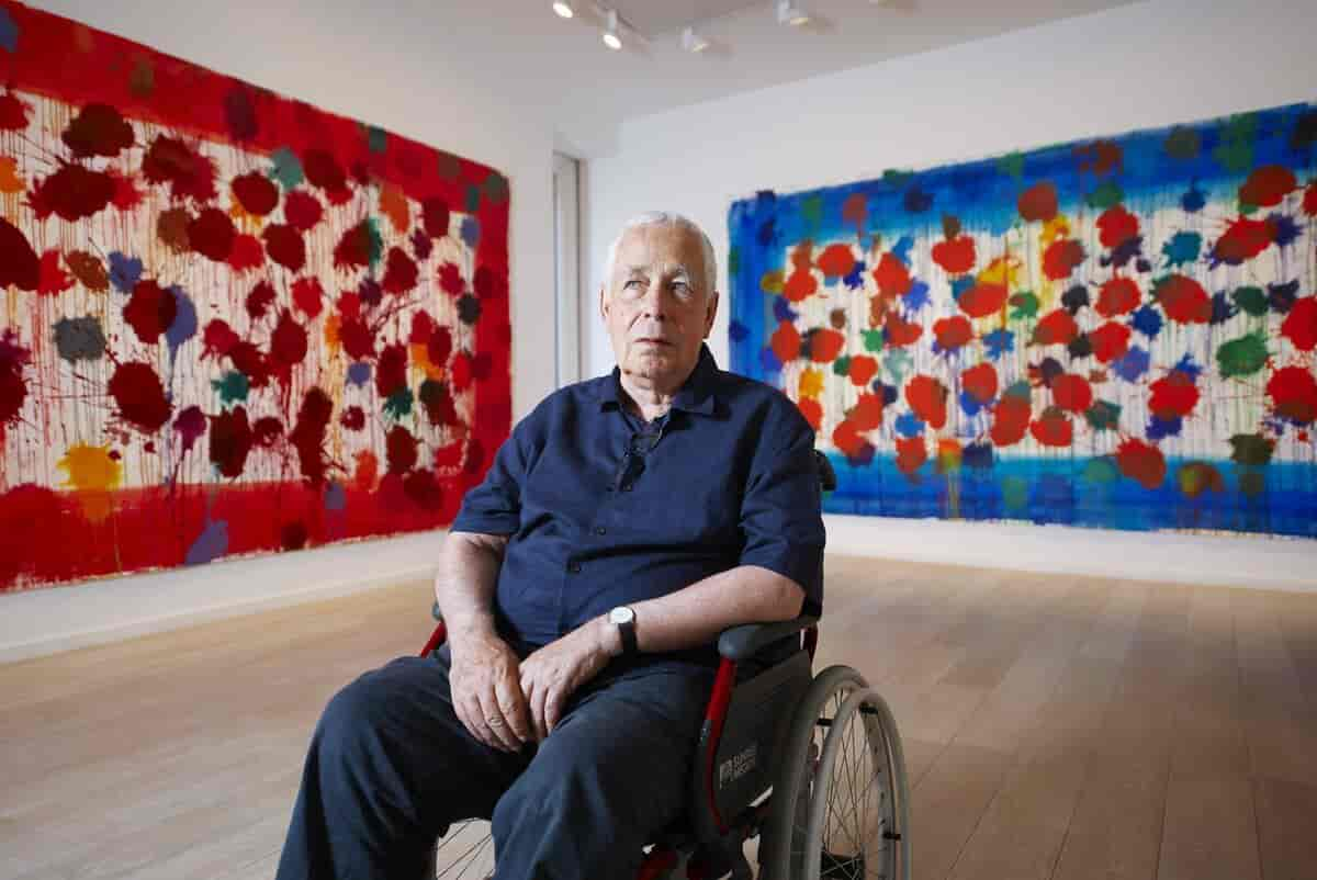 Howard Hodgkin foran sine verk