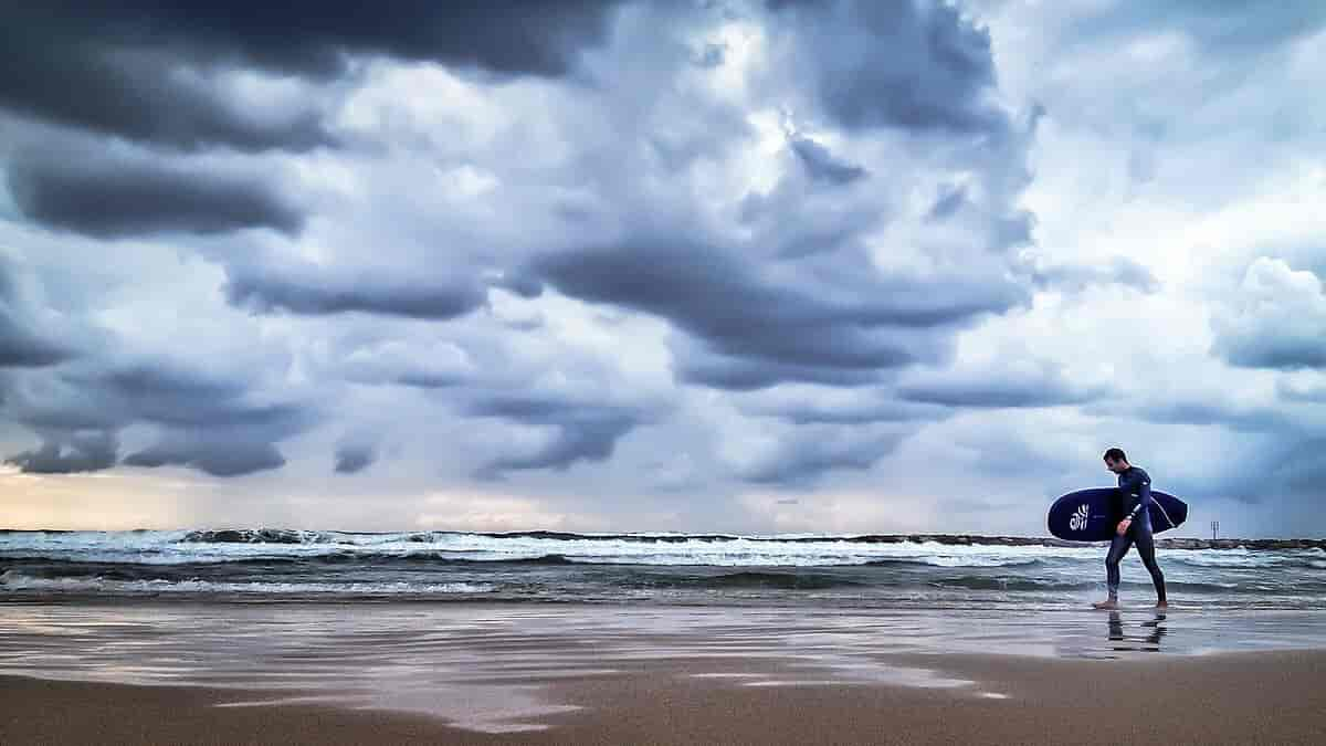 Surfer ikledd våtdrakt.