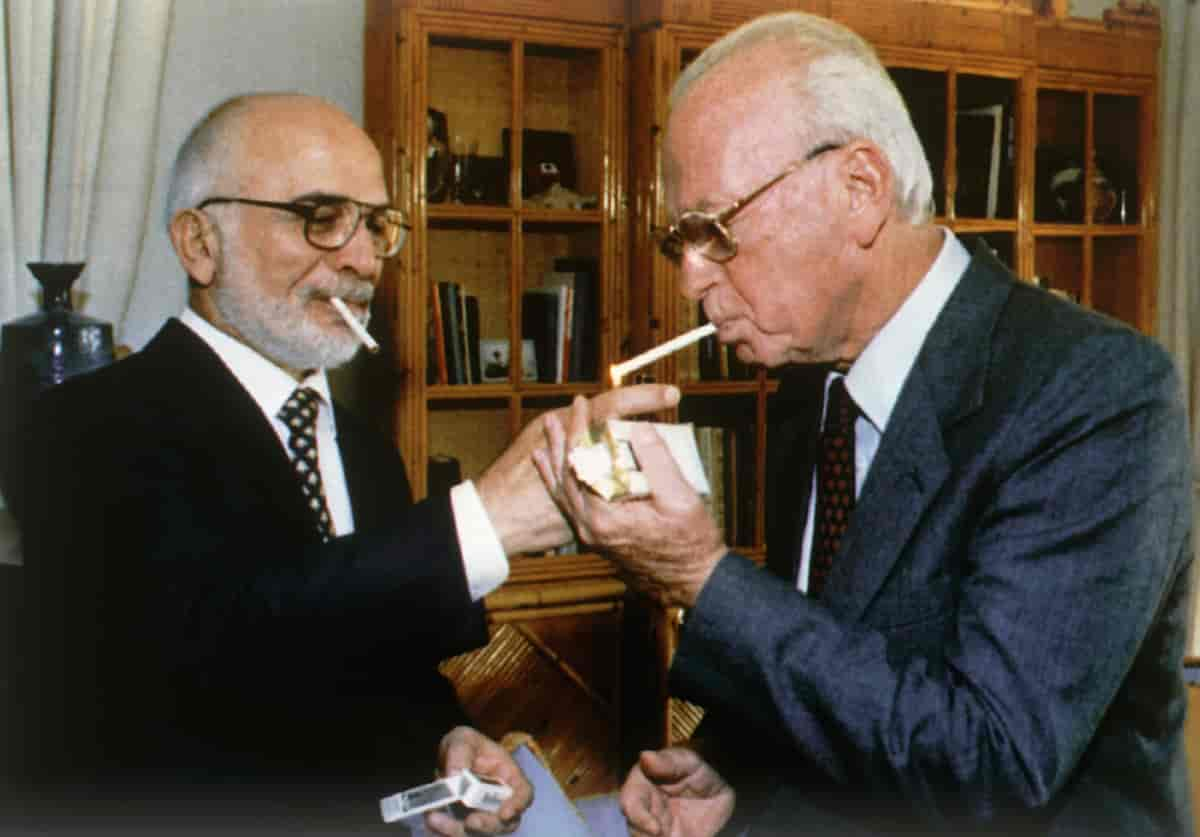 Foto av kong Hussein av Jordan og Israels statsminister Yitzhak Rabin