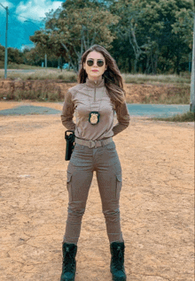 a woman in a military uniform has a badge on her shoulder that says ' sd ' on it