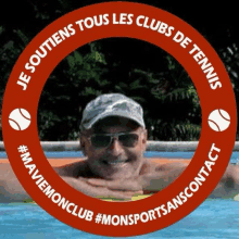 a man is swimming in a pool with a sticker around him that says " je soutiens tous les clubs de tennis "