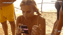 a woman eating a piece of cake on a beach with the words in diretta dall ' honduras in the corner