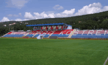 a stadium with red and blue seats and the word tren on them