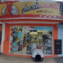 the front of a pet shop with a sign that says planeta animal pet shop