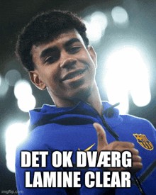 a young man in a blue hoodie giving a thumbs up with the words det ok dværg lamine clear below him