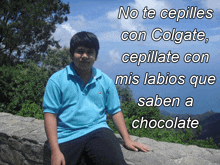 a boy in a blue shirt sits on a stone wall with a caption in spanish