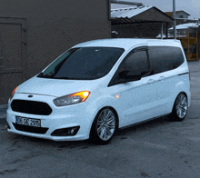 a white van with a license plate that says ' 06 ge 2915 '