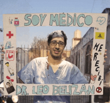 a man is holding a sign that says soy medico on it