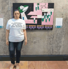 a woman wearing a white shirt that says la historia del arte se escribie con sangre